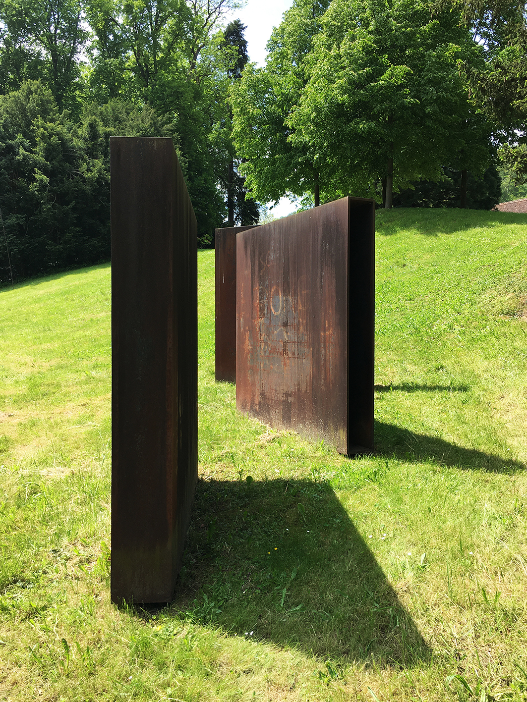 Die Eisen-Plasik von Claudio Magoni ist ein Beispiel der Minimal-Art und steht als Spurensicherung zeitgenössischer Kunst im histrischen Umfeld des Schlosspark Ebenrain in CH-Sissach BL. Sie ist Teil der Sammlung Kunst im öffentlichen Raum des Kanton Basel-Landschaft.